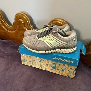 Brooks Ariel 18 Grey/Mint Size 8 2E.